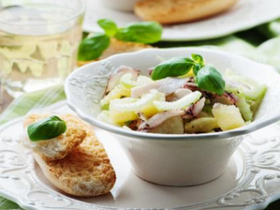 Ensalada saludable con pulpo, apio y patata.
